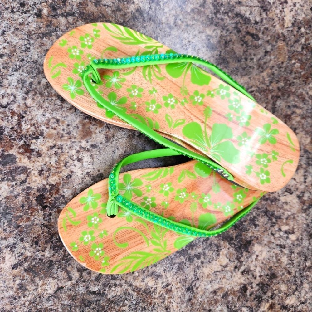 ɗ Wooden flip flop sandles, decor m